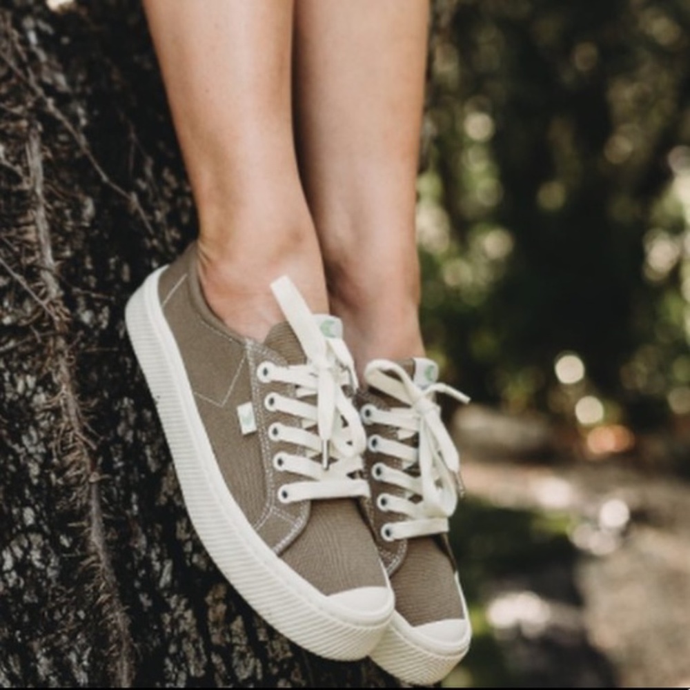 Cariuma OCA Low Sand Contrast Thread Canvas Sneaker